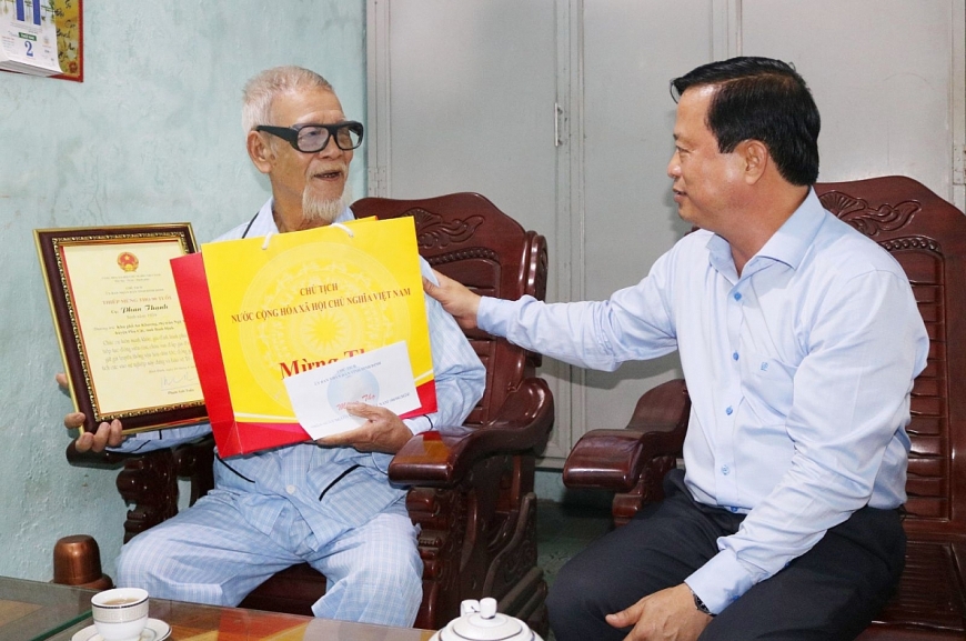Tỉnh Bình Định: Thăm, chúc thọ và tặng quà người cao tuổi