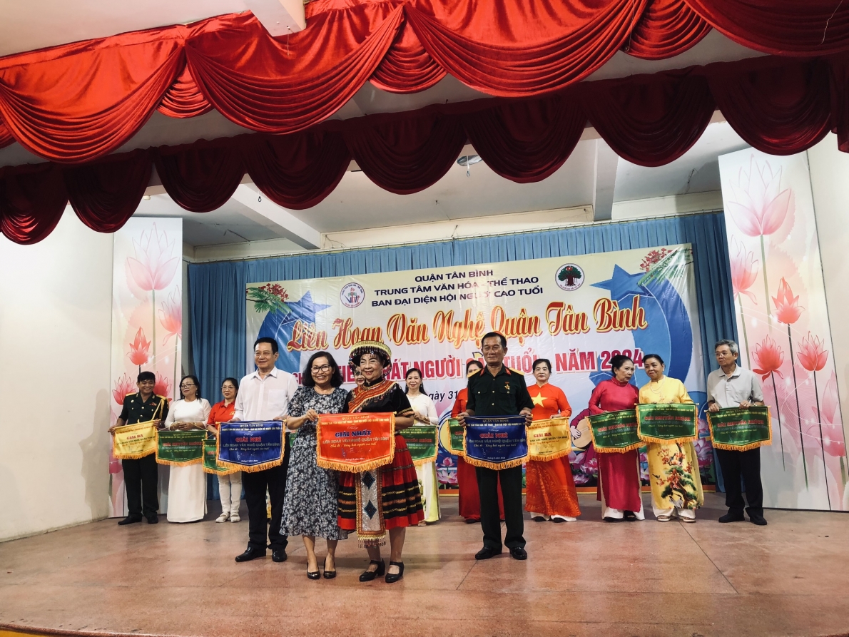 Tưng bừng Liên hoan văn nghệ “Tiếng hát Người cao tuổi” quận Tân Bình