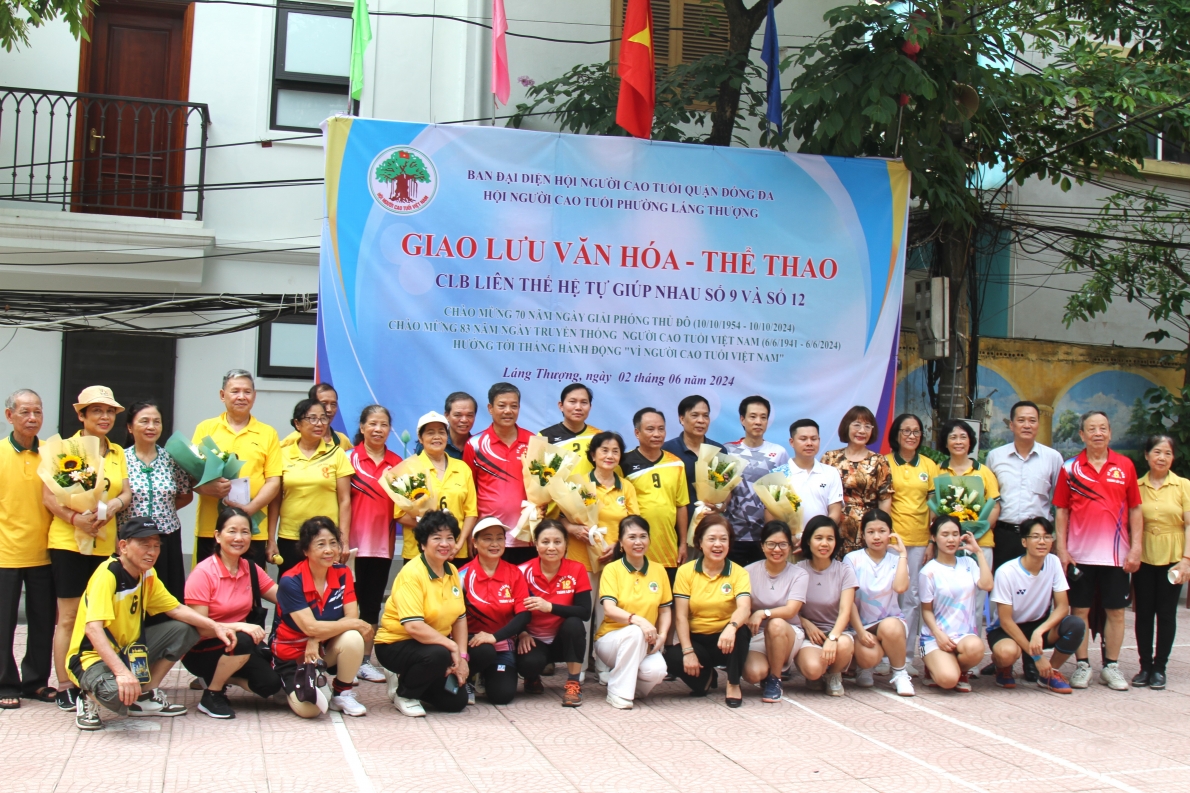 Các đại biểu chụp ảnh lưu niệm với các vận động viên