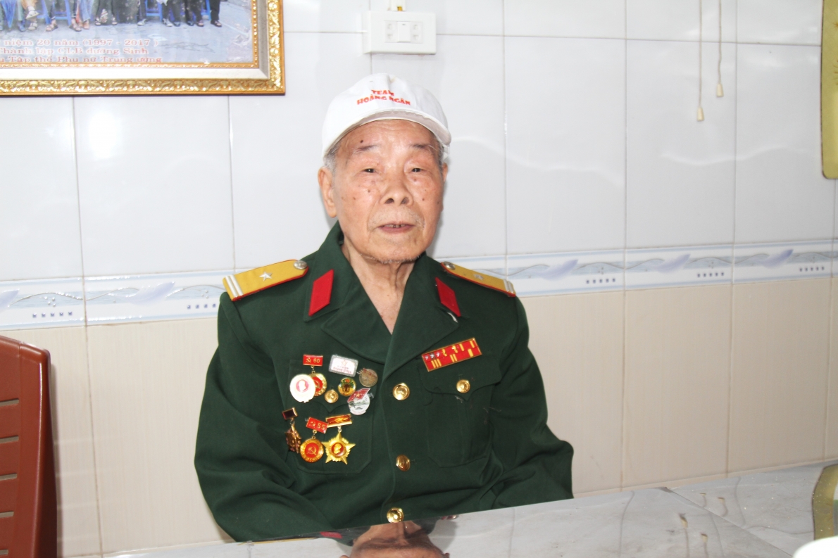 Cụ Trần Đức Tích tự hào là chiến sĩ Điện Biên năm xưa, nay đã 92 tuổi vẫn tham gia CLB để sống vui, khỏe, có ích