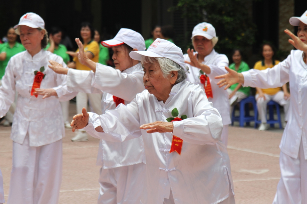 Dù đã 94 tuổi, cụ Nguyễn Thị Sản vẫn tích cực luyện tập dưỡng sinh rèn luyện sức khỏe và tham gia giao lưu