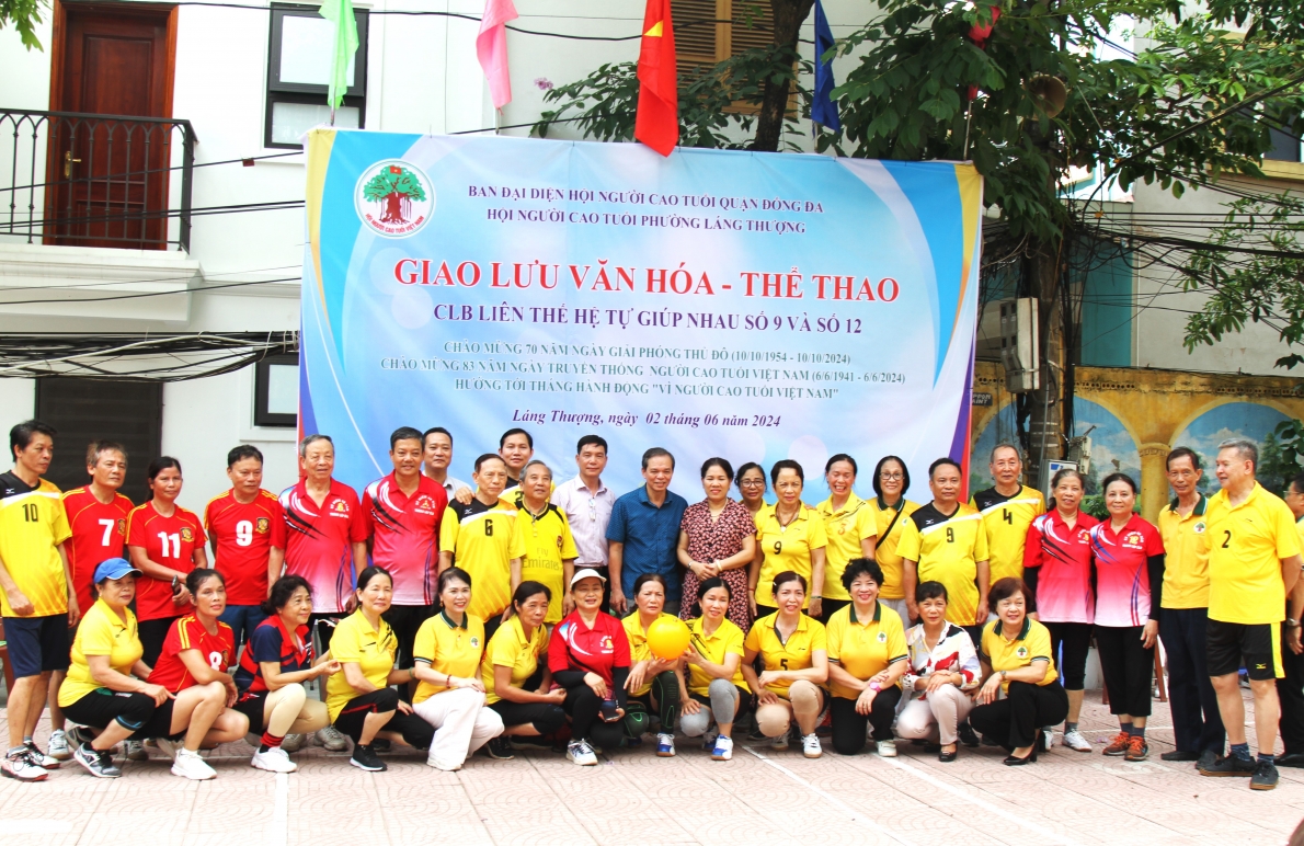 Các đại biểu và vận động viên chụp ảnh lưu niệm