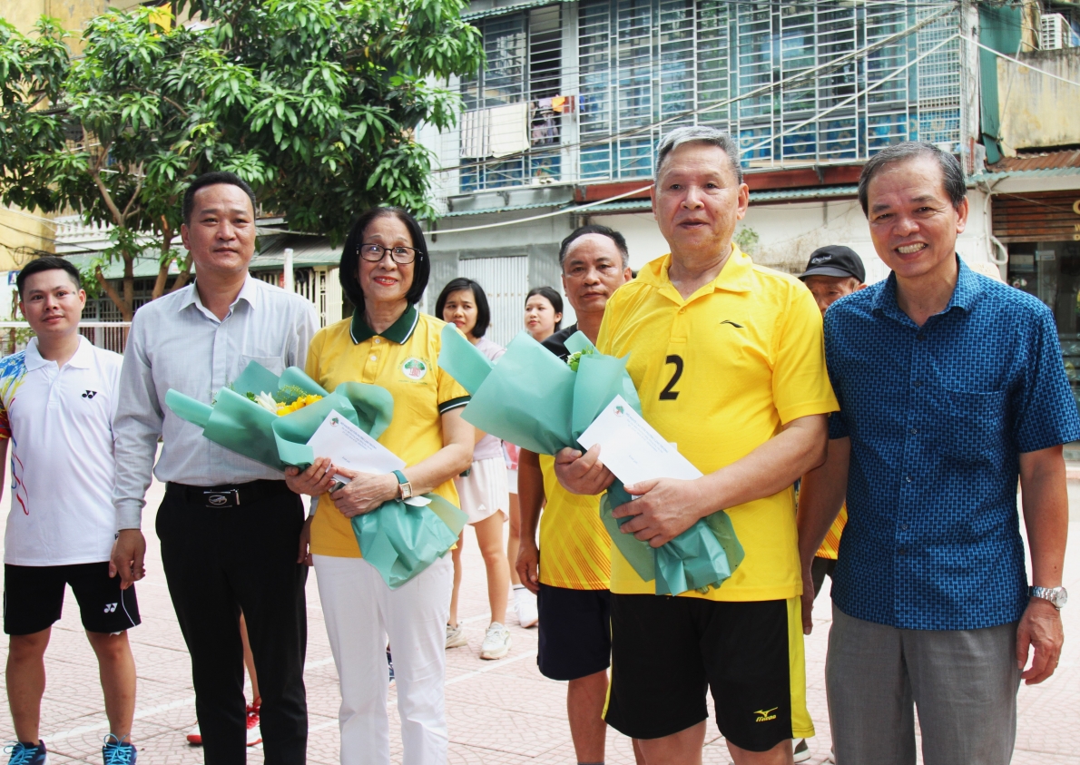Lãnh đạo quận và phường tặng hoa chúc mừng các CLB tham gia chương trình