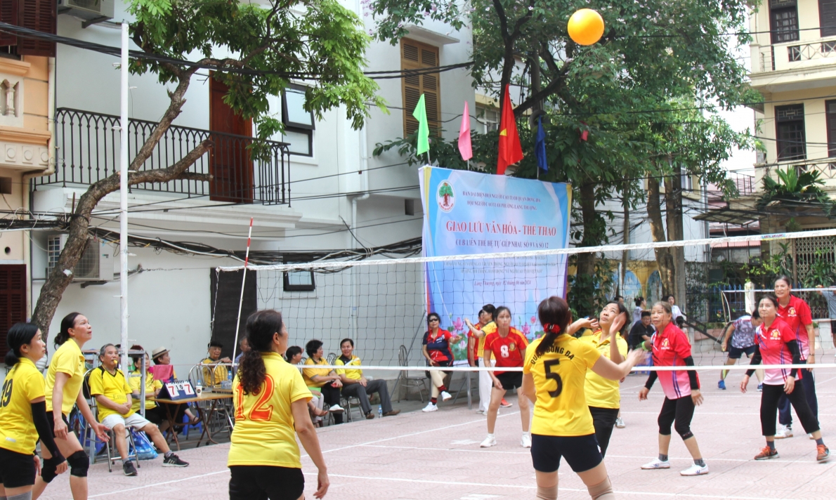 Quang cảnh trận giao lưu bóng chuyền hơi nữ