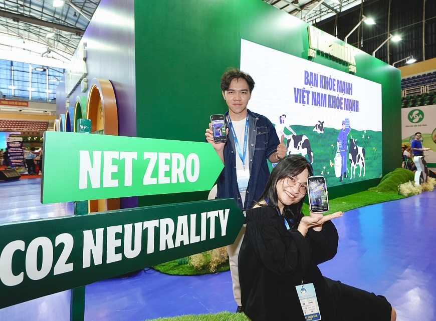 Khách tham quan triển lãm check-in tại khu vực của Vinamilk có thể góp 1 cây xanh cho Việt Nam qua dự án Cánh rừng Net Zero