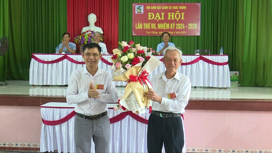 aCụ Hoàng Sơn Ký (bên phải) nhận hoa chúc mừng của Chủ tịch UBND xã Trực Thắng tại Đại hội Hội sinh vật cảnh xã Trực Thắng, nhiệm kỳ 2024-2029.