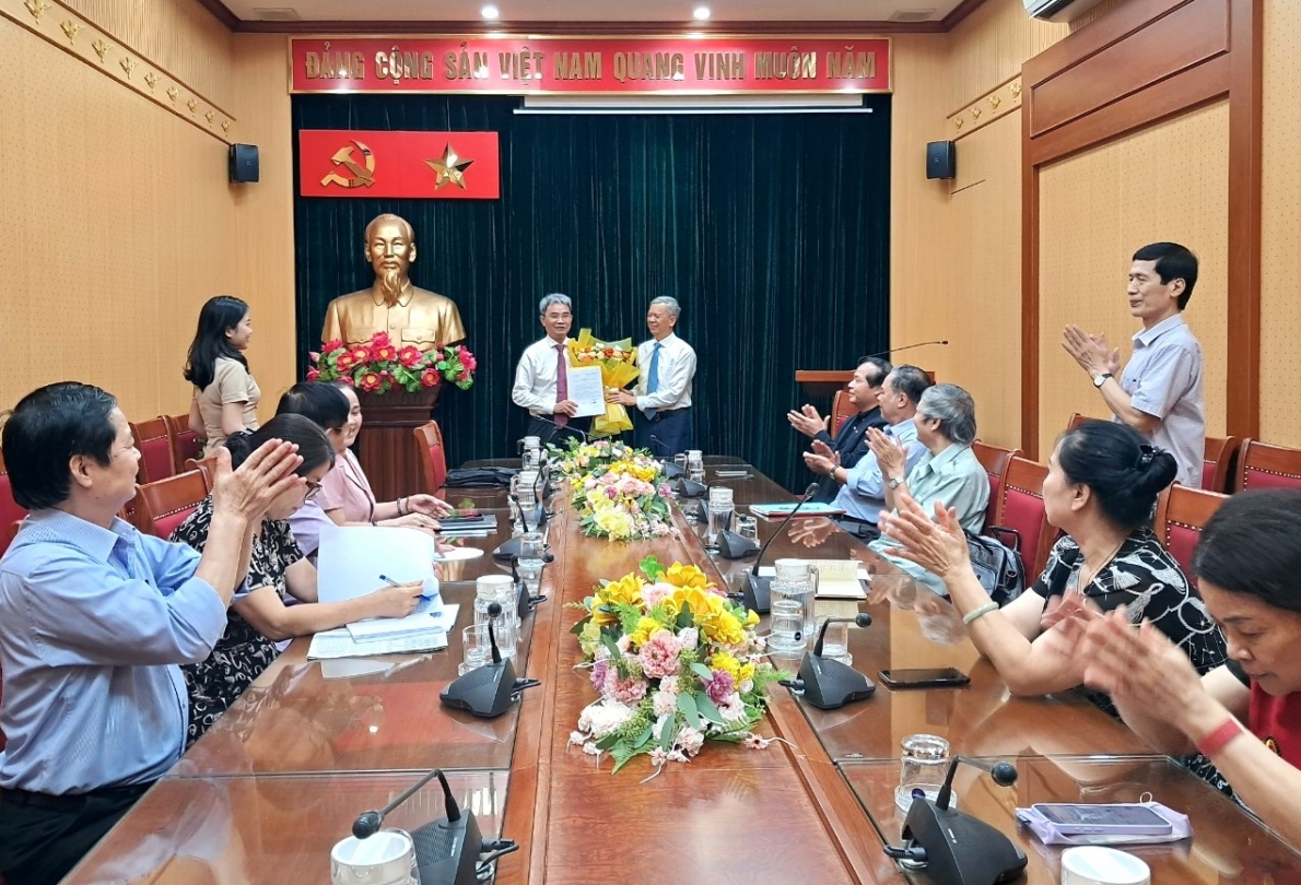 Phó Chủ tịch Phan Văn Hùng trao Quyết định và tặng hoa TS Đinh Hữu Phí