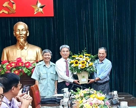 Lãnh đạo Viện Nghiên cứu NCT Việt Nam tặng hoa chúc mừng Viện trưởng Đinh Hữu Phí
