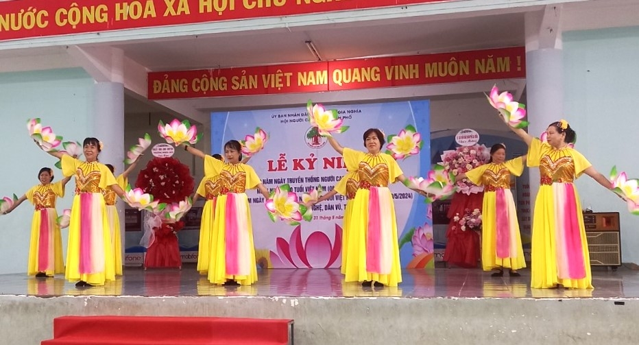 Tiết mục văn nghệ tại Lễ kỉ niệm 83 năm Ngày truyền thống NCT, Ngày NCT Việt Nam (6-6) của TP Gia Nghĩa, tỉnh Đắk Nông