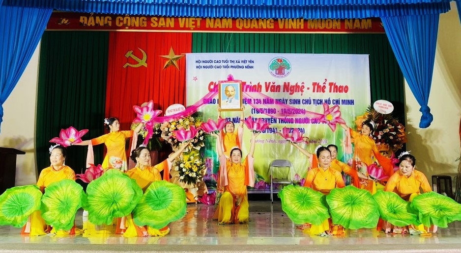 Một tiết mục tại buổi giao lưu văn nghệ NCT phường Nếnh, thị xã Việt Yên, tỉnh Bắc Giang