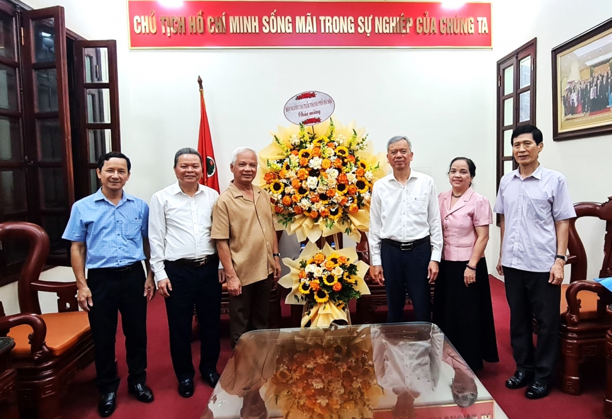 Hội NCT TP Hà Nội tặng hoa chúc mừng Trung ương Hội nhân Ngày truyền thống NCT, Ngày NCT Việt Nam (6-6-2024)