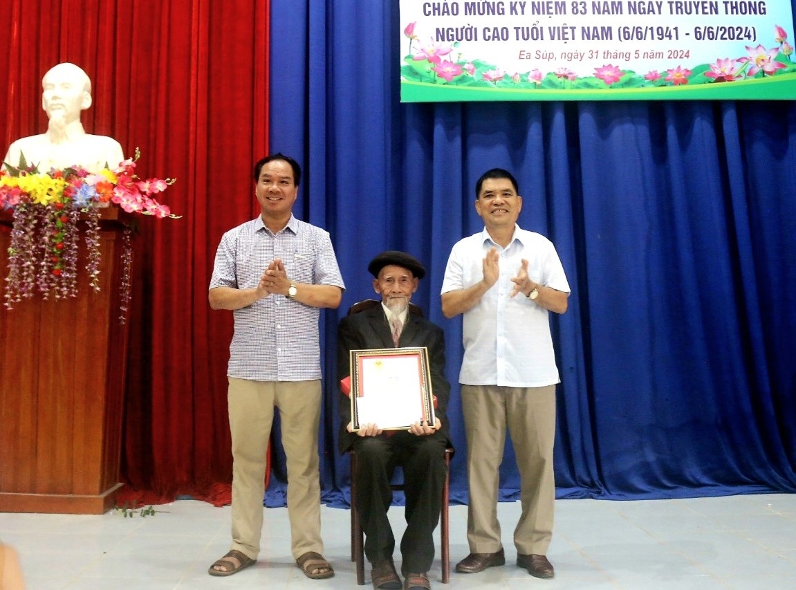 Lãnh đạo Sở LĐ-TB&XH và Hội NCT tỉnh Đắk Lắk trao Thiếp mừng thọ 100 tuổi của Chủ tịch nước cho cụ Hồ Lân ở huyện Ea Súp