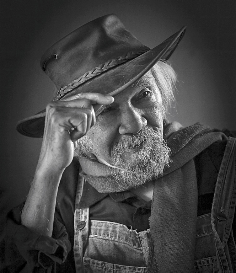 Nhà điêu khắc Phạm Văn Hạng.  Ảnh Bá Nhân