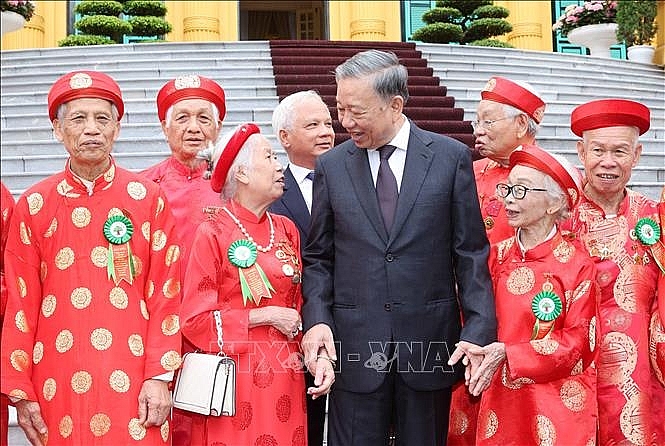 Chủ tịch nước Tô Lâm với người cao tuổi tiêu biểu. Ảnh: Nhan Sáng/TTXVN