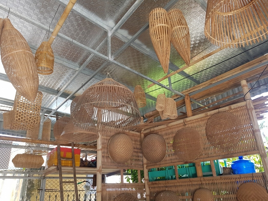 Ngoài việc tạo ra các sản phẩm thuyền nan, ông Nguyễn Anh Sáu còn  sản xuất ra nhiều sản phẩm thủ công mỹ nghệ như các ngư cụ đánh bắt thủy hải sản và các vật dụng phục vụ cho nông nghiệp, làm quà tặng, sản phẩm lưu niệm cho du khách.