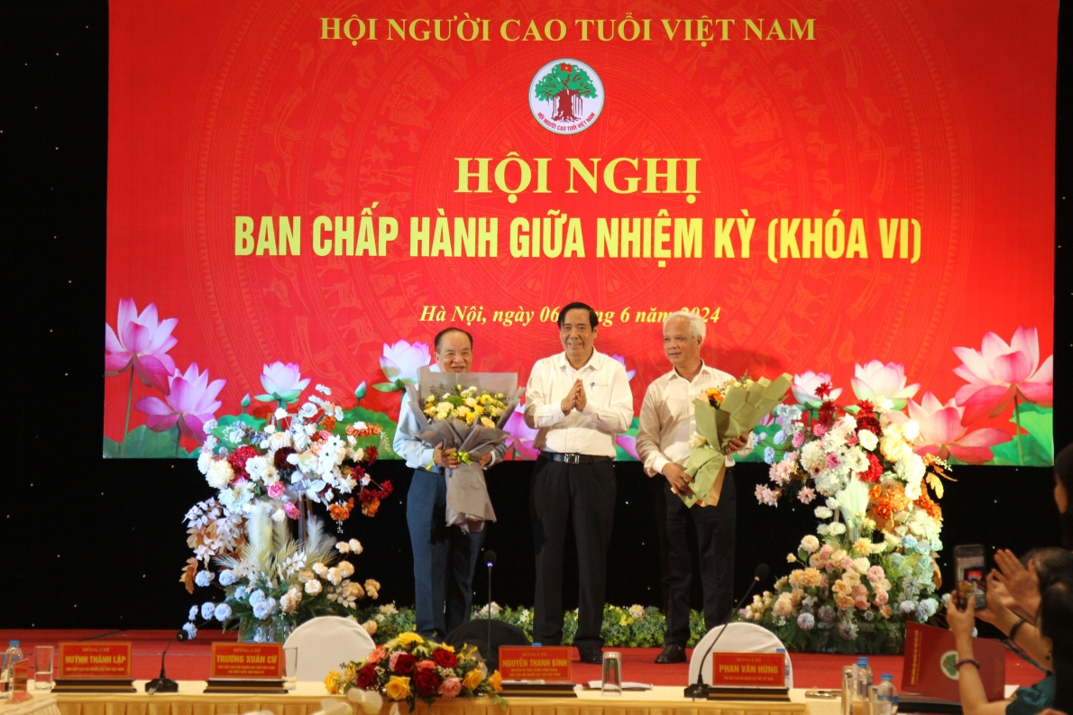 Chủ tịch Nguyễn Thanh Bình tặng hoa chúc mừng ông Nguyễn Thế Toàn và ông Nguyễn Hồng Lam được bầu bổ sung Ban Thường vụ, Ban Chấp hành Trung ương Hội NCT Việt Nam nhiệm kì 2021-2026