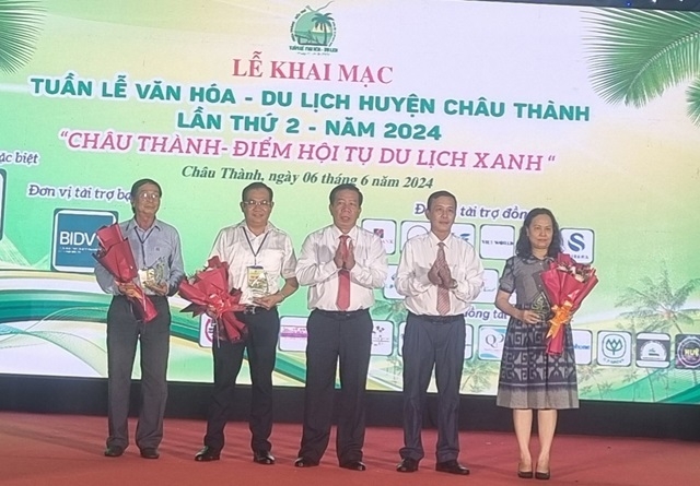 Lãnh đạo huyện Châu Thành, tặng hoa và biểu trưng cho các đơn vị tài trợ.