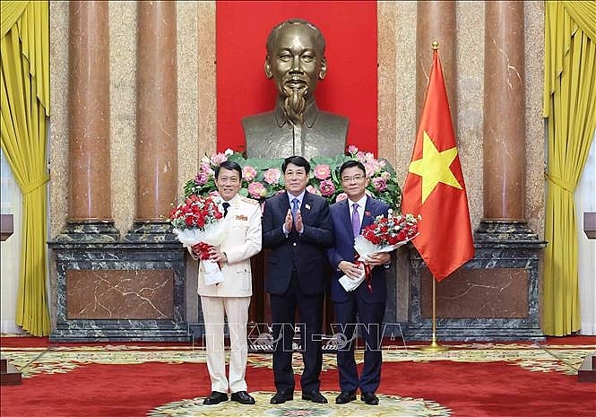 Ủy viên Bộ Chính trị, Thường trực Ban Bí thư Lương Cường chúc mừng Phó Thủ tướng Lê Thành Long và Bộ trưởng Bộ Công an Lương Tam Quang. Ảnh: Nhan Sáng/TTXVN