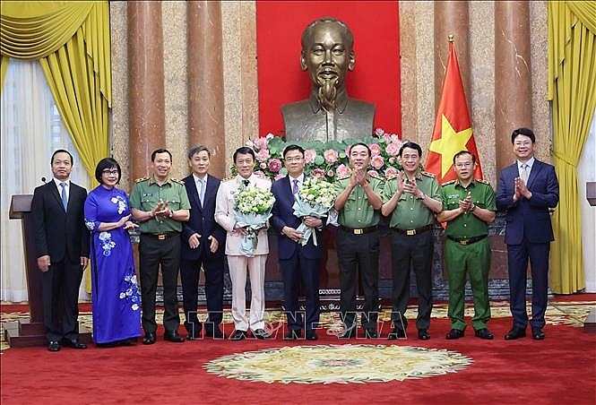 Lãnh đạo Bộ Tư pháp, Bộ Công an chúc mừng Phó Thủ tướng Lê Thành Long và Bộ trưởng Bộ Công an Lương Tam Quang. Ảnh: Nhan Sáng/TTXVN
