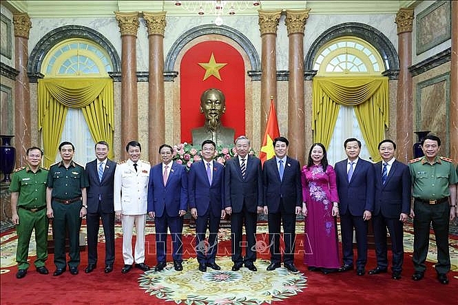 Các đồng chí lãnh đạo Đảng, Nhà nước chúc mừng Phó Thủ tướng Lê Thành Long và Bộ trưởng Bộ Công an Lương Tam Quang. Ảnh: Nhan Sáng/TTXVN