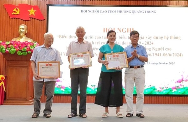 Lãnh đạo Hội NCT thị xã Sơn Tây, TP Hà Nội trao Giấy khen tôn vinh NCT tiêu biểu xây dựng hệ thống chính trị cơ sở giai đoạn 2019-2024