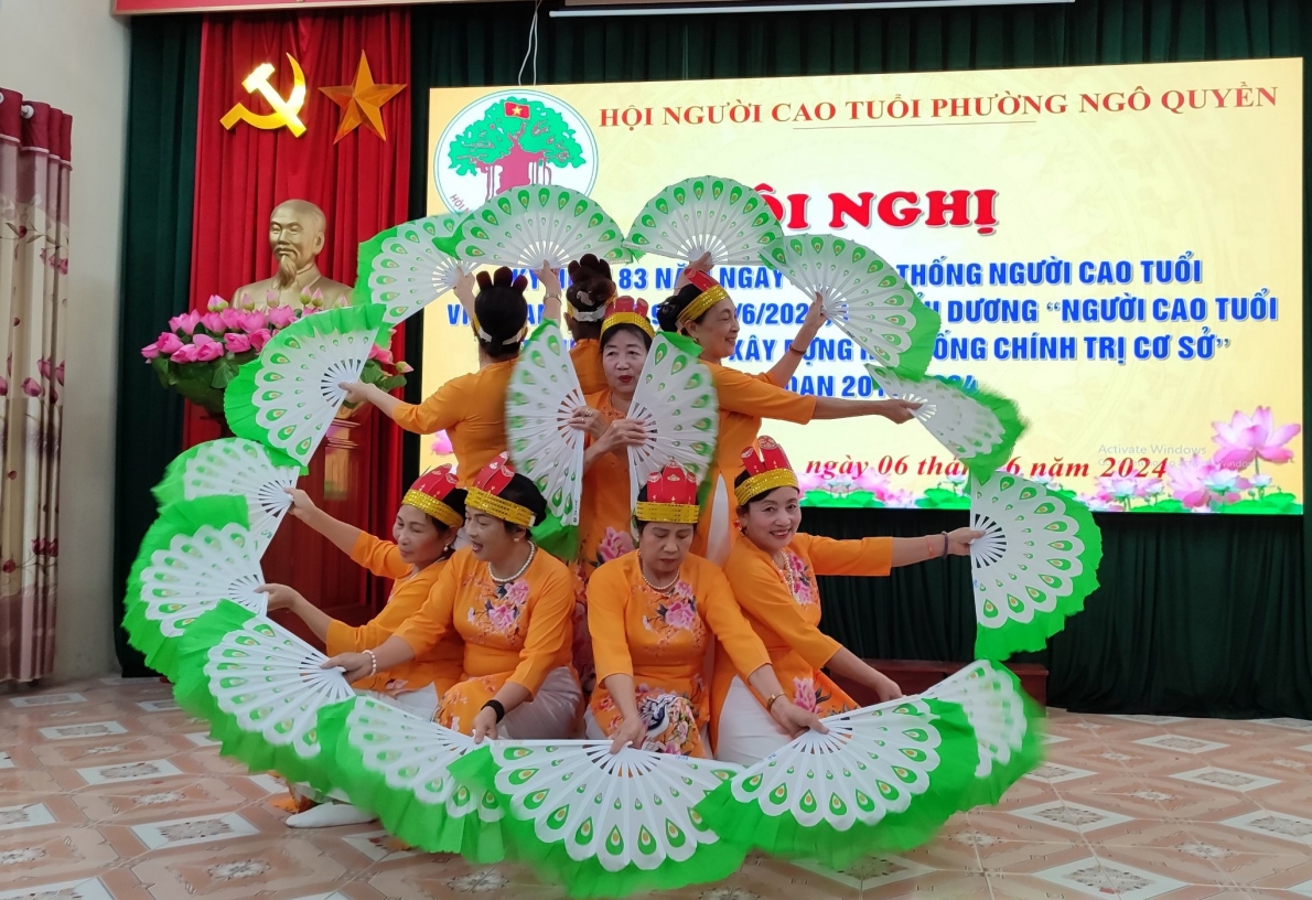 Tiết mục văn nghệ của NCT phường Ngô Quyền, thị xã Sơn Tây, TP Hà Nội