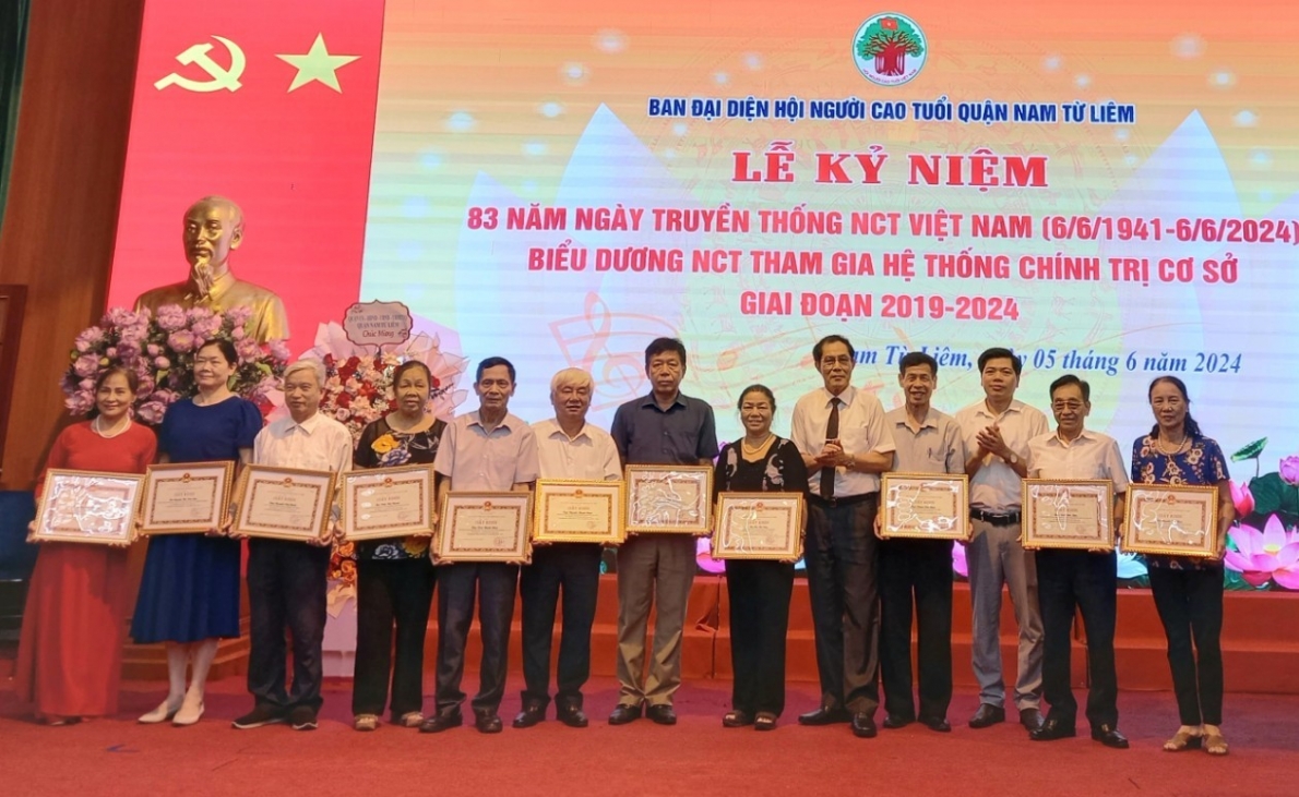 Trao Giấy khen của UBND quận cho NCT tiêu biểu tham gia xây dựng hệ thống chính trị cơ sở giai đoạn 2019-2024