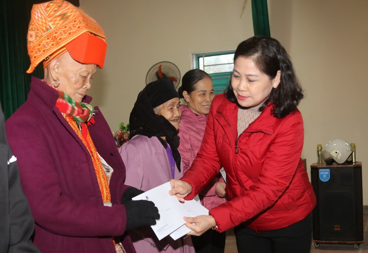 Tặng quà NCT nghèo tỉnh Lạng Sơn nhân dịp Tết Nguyên đán Giáp Thìn2024