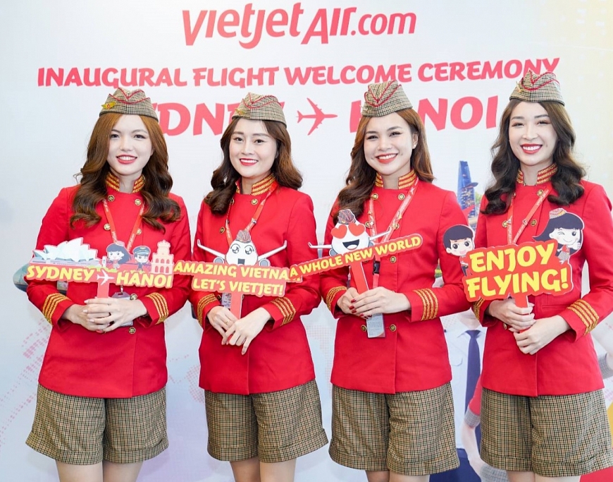 Các tiếp viên hàng không Vietjet xinh đẹp, rạng rỡ chào đón hành khách trên đường bay mới Sydney - Hà Nội. Ảnh: Quang Nguyễn.