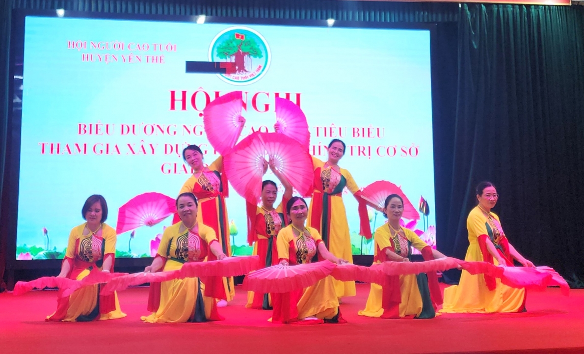 Tiết mục văn nghệ tại Hội nghị biểu dương NCT tiêu biểu xây dựng hệ thống chính trị cơ sở huyện Yên Thế, tỉnh Bắc Giang