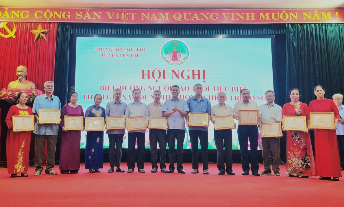 Trao Giấy khen của UBND huyện Yên Thế, tỉnh Bắc Giang cho các cá nhân xuất sắc