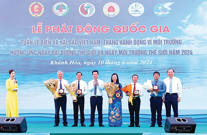 Bộ trưởng Đặng Quốc Khánh, Thứ trưởng Lê Công Thành trao tặng Biểu trưng của ngành Tài nguyên và Môi trường  cho đại diện Trung ương Hội NCT Việt Nam, Trung ương Hội CCB Việt Nam, Trung ương Hội LHPN Việt Nam,  tỉnh Khánh Hoà và Tổ chức WWF tại Việt Nam.