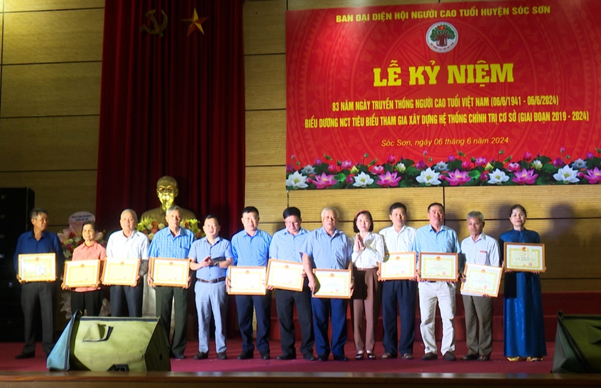 Trao Giấy khen của UBND huyện Sóc Sơn cho các cá nhân tiêu biểu