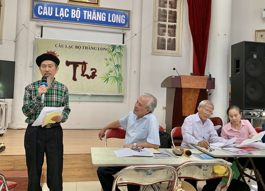 Cụ Hồng (đứng) giao lưu thơ tại CLB Thăng Long