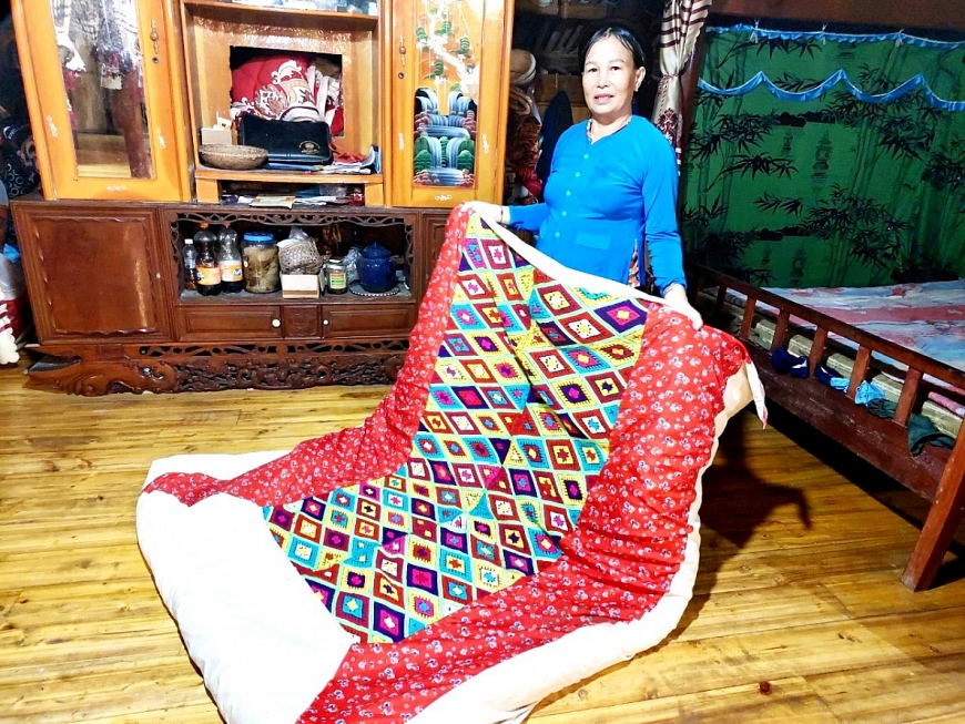 Chăn thổ cẩm Nghĩa Đô, một sản phẩm độc đáo và được thị trường gần xa ưa chuộng.