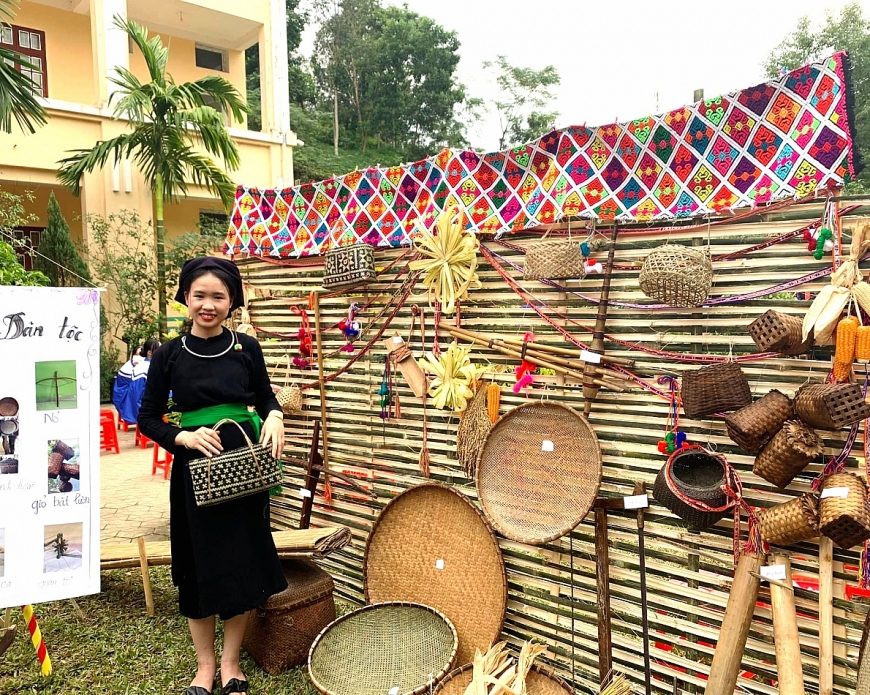 Học sinh Trường THPT số 3 Bảo Yên giới thiệu sản phẩm thổ cẩm trên sân trường.