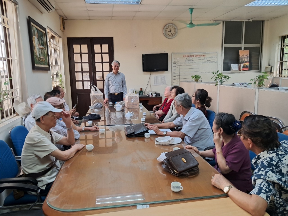 Tổng Biên tập Lê Quang phát biểu cảm ơn CLB Thơ Bát Tràng