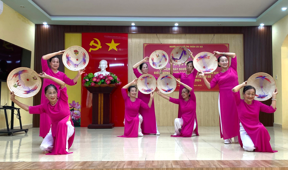 Tiết mục văn nghệ của NCT thị trấn Cát Bà.jpg