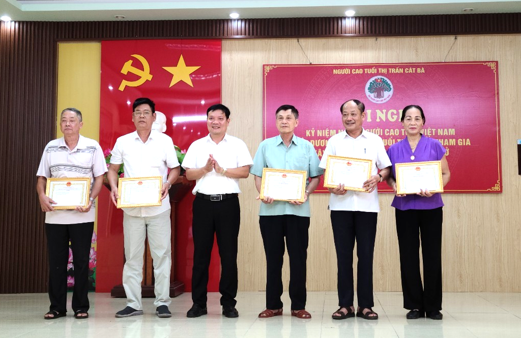 Lãnh đạo Thị trấn Cát Bà trao tặng Giấy khen cho NCT tiêu biểu tham gia xây dựng hệ thống chính trị cơ sở, giai đoạn 2019 – 2024