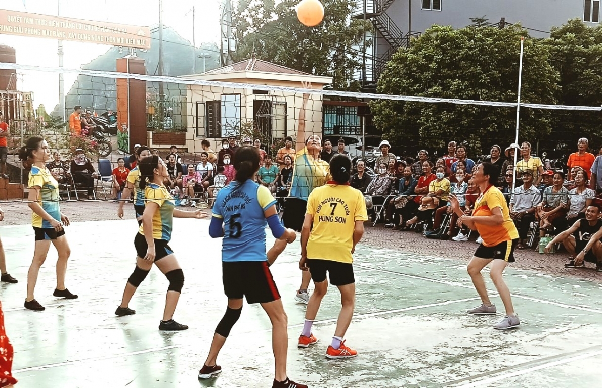 Một pha bóng giữa CLB Hùng Sơn (thị trấn Cát Bà) và CLB Xuân Đám