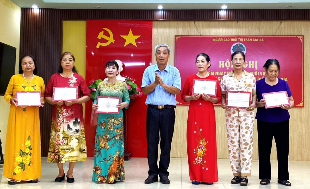 Ông Nguyễn Quang Vụ, Trưởng ban, BĐD Hội NCT huyện Cát Hải trao Kỉ niệm chương Vì sự nghiệp bảo vệ, chăm sóc, phát huy vai trò NCT cho cá nhân tiêu biểu thị trấn Cát Bà