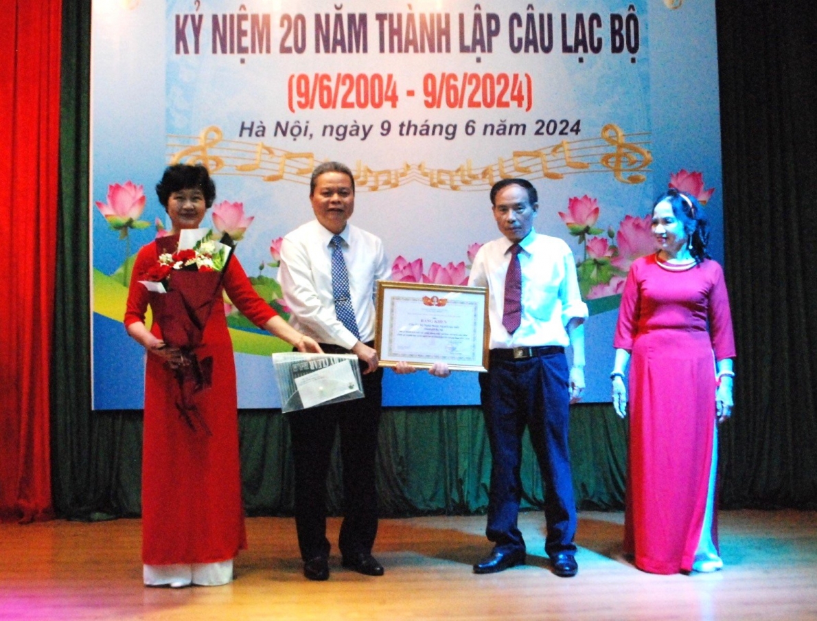 Vang mãi tiếng hát người cao tuổi