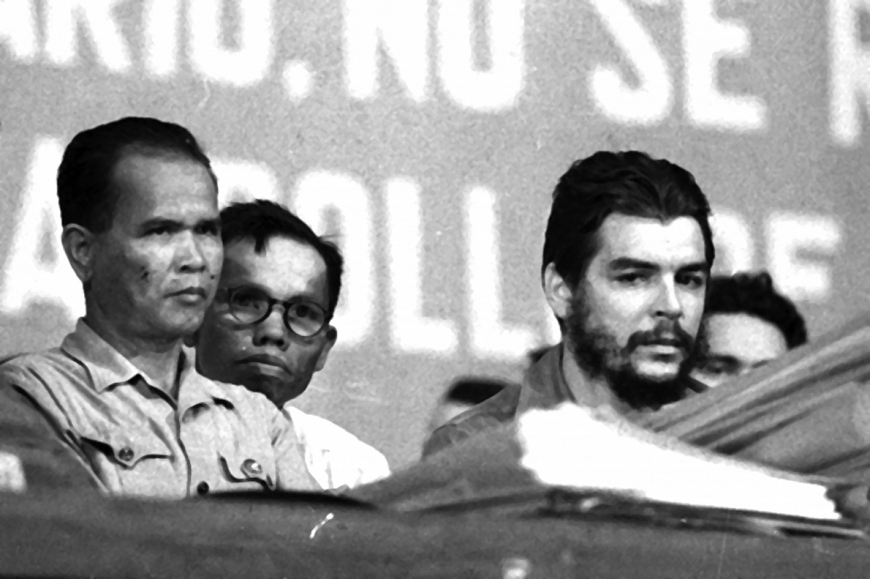 Anh hùng Núp (bên trái) và nhà cách mạng Cuba Che Guevara. 