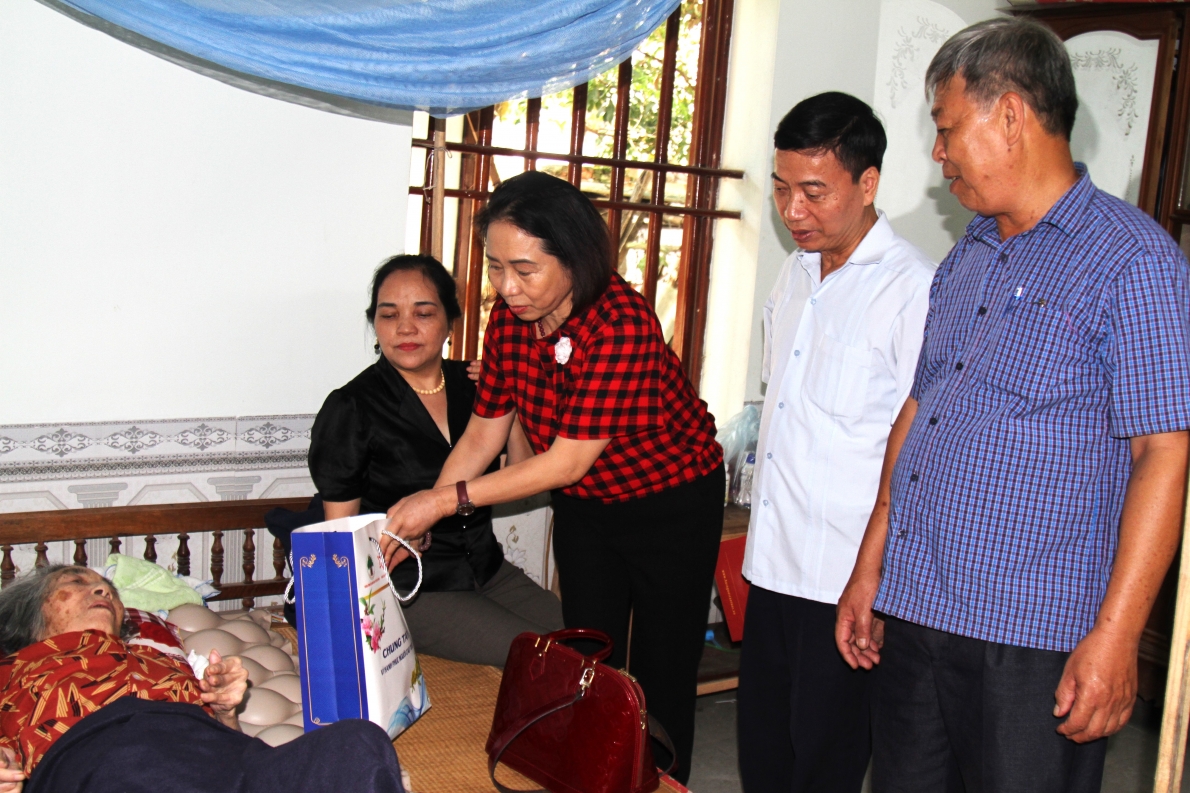 Bà Hà Thị Minh Tâm, bà Nguyễn Thị Đức cùng lãnh đạo Hội NCT tỉnh Hà Nam tặng quà NCT hoàn cảnh khó khăn xã Bồ Đề, huyện Bình Lục.