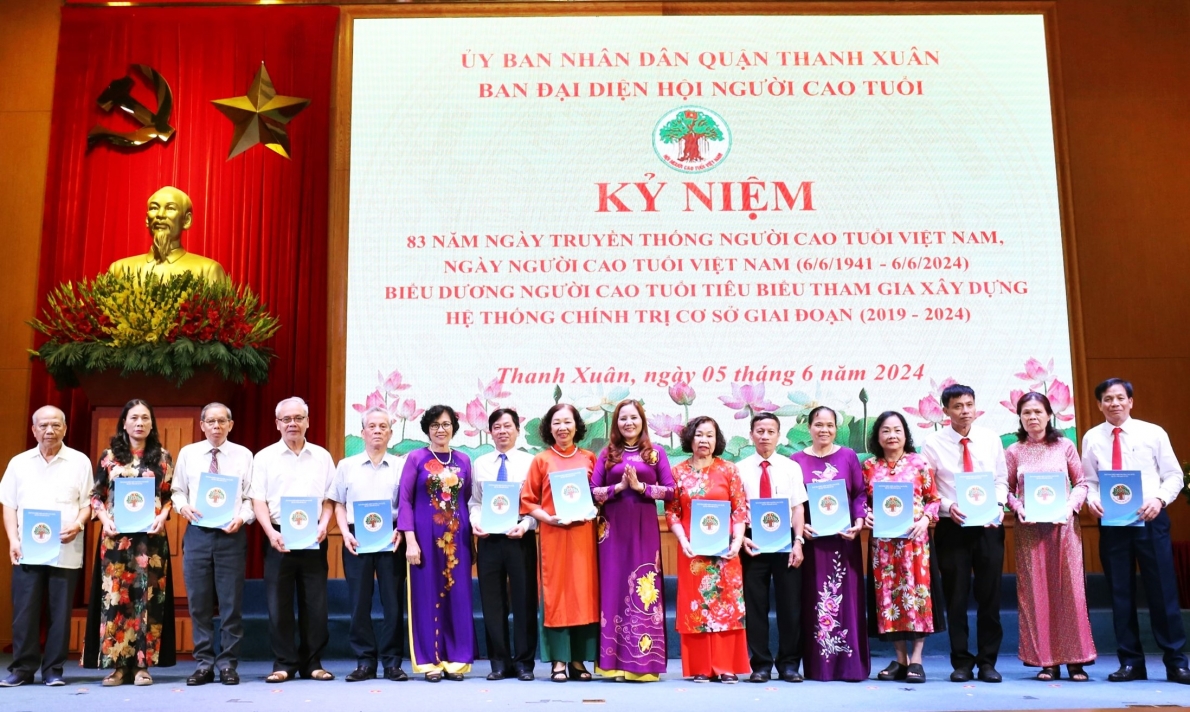 Trao thưởng tôn vinh 42 NCT tiêu biểu tham gia xây dựng hệ thống chính trị quận Thanh Xuân, TP Hà Nội giai đoạn 2019-2024