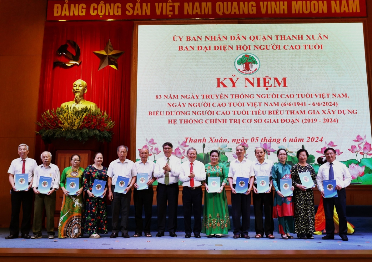 Trao thưởng tôn vinh 42 NCT tiêu biểu tham gia xây dựng hệ thống chính trị quận Thanh Xuân, TP Hà Nội giai đoạn 2019-2024