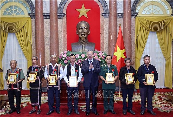 Chủ tịch nước Tô Lâm tặng quà các đại biểu. Ảnh: Nhan Sáng/TTXVN