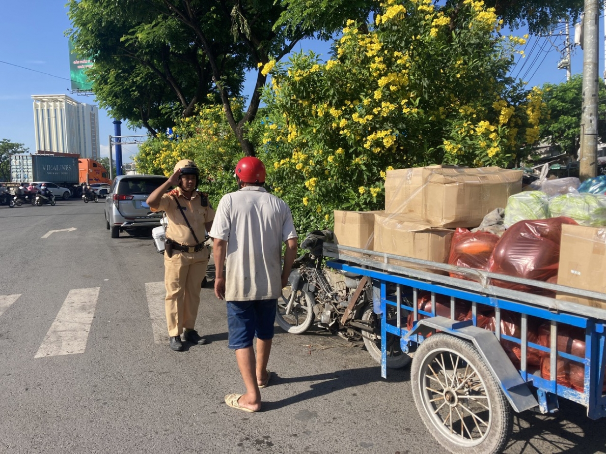 Cảnh báo nguy cơ tiềm ẩn tai nạn giao thông từ các xe tự chế  chở hàng cồng kềnh lưu thông trên đường