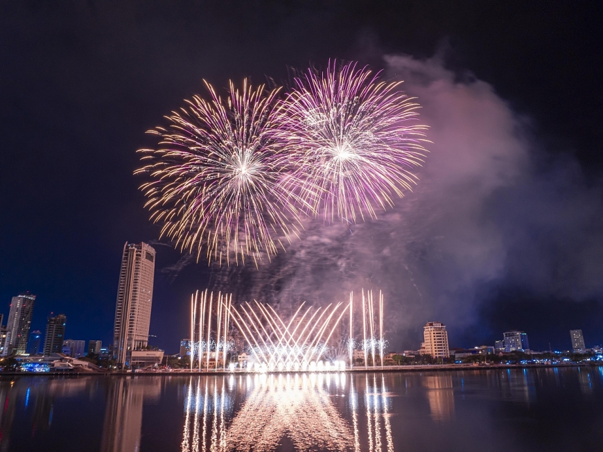 Thời tiết đẹp hay xấu sẽ tạo nên màn trình diễn ánh sáng trong hay khói