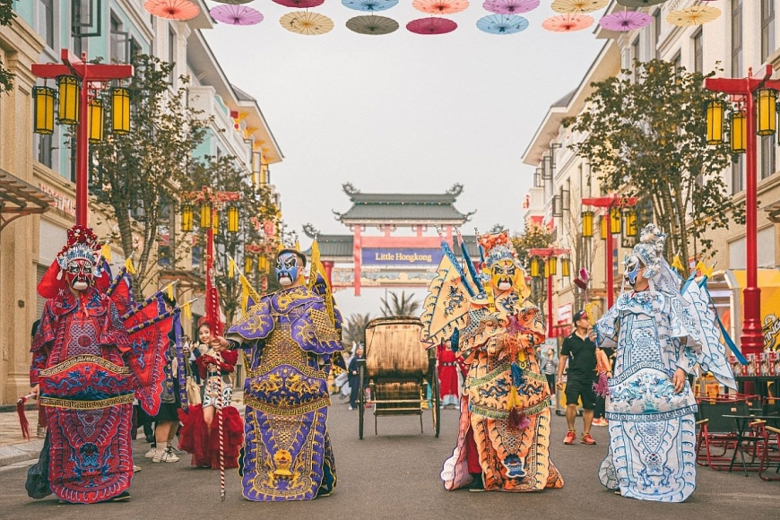 Biển người đổ về phía Đông Hà Nội khám phá vạn trải nghiệm tại “Hong Kong thu nhỏ”